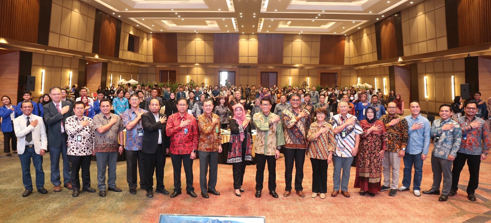 Foto bersama jajaran pimpinan Pertamina, Pertamina Foundation, Universitas Pertamina, pembicara konferensi dan para peserta konferensi RESILIENCE 2023. (Foto: Dok. Universitas Pertamina)