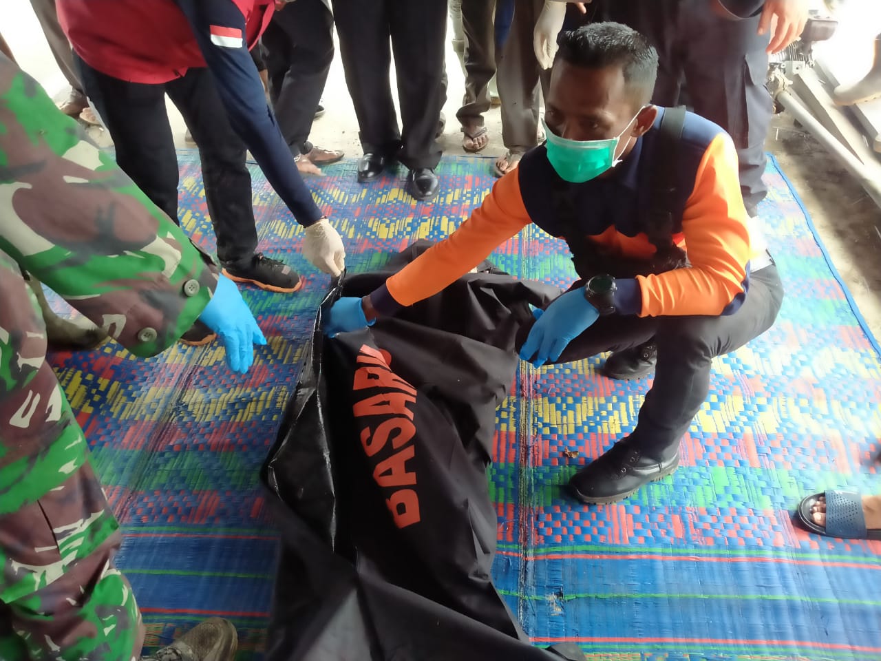 Organ tubuh kembali ditemukan milik Umar Hajad (80), korban tenggelam di Sungai Sayeung, Kecamatan Setia Bakti, Aceh Jaya, Senin, (27/11/ 2023). (Foto: Distori/Dok. Tim Sar)