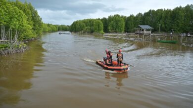 Anggota Basarnas Aceh Jaya melakukan pencarian korban tenggelam di Sungai Sayeung, Kecamatan Setia Bakti, Aceh Jaya, Minggu, (26/11/ 2023). (Foto: Distori/Zahlul Akbar)