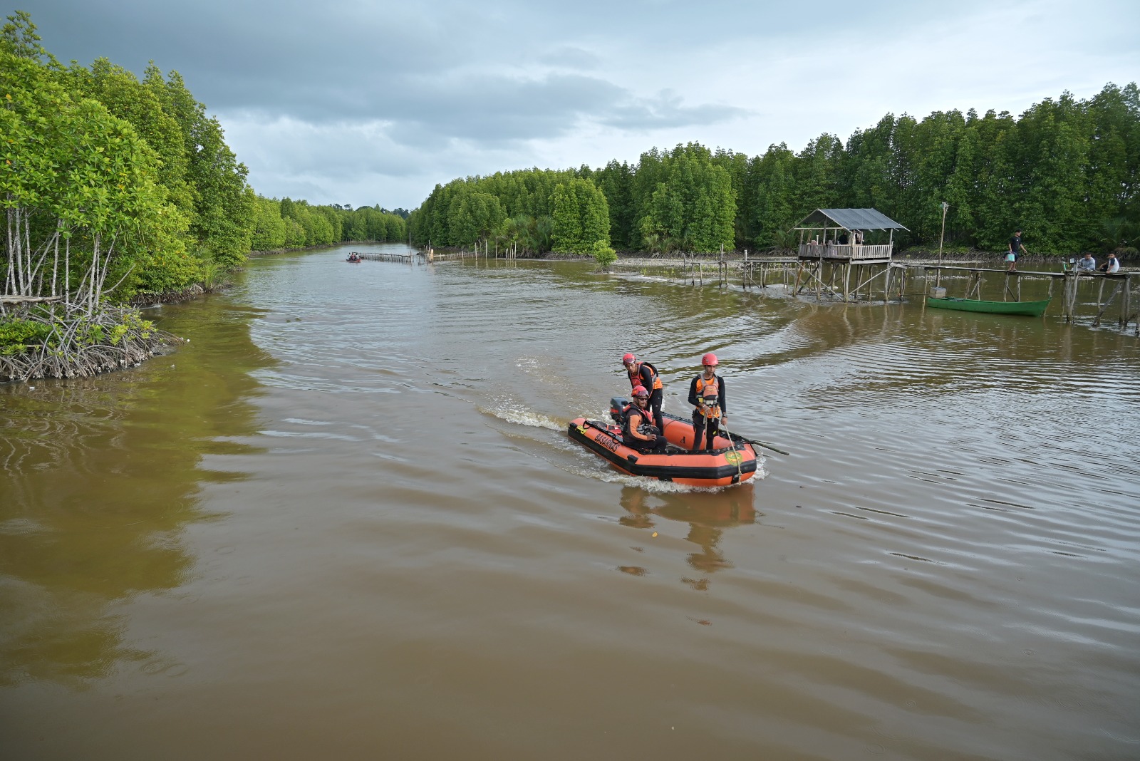 Anggota Basarnas Aceh Jaya melakukan pencarian korban tenggelam di Sungai Sayeung, Kecamatan Setia Bakti, Aceh Jaya, Minggu, (26/11/ 2023). (Foto: Distori/Zahlul Akbar)