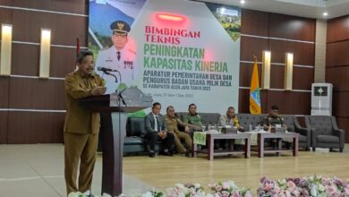 Sulaiman saat memberi sambutan sekaligus membuka acara di Aula DPMPKB Aceh Jaya, Senin (27/11/2023). (Foto: Dok. Humas Pemkab Aceh Jaya)
