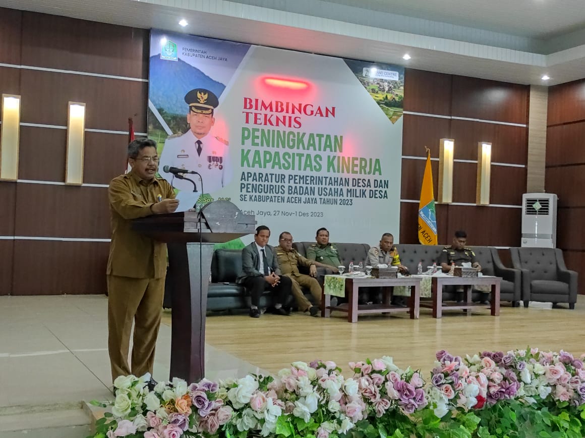 Sulaiman saat memberi sambutan sekaligus membuka acara di Aula DPMPKB Aceh Jaya, Senin (27/11/2023). (Foto: Dok. Humas Pemkab Aceh Jaya)