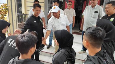 Pelepasan para atlet karate yang akan bertanding pada Kejuaraan KL Mayor’s Cup Karate Championship di Kuala Lumpur, Malaysia di Sekretariat KONI Aceh, Senin, (27/11/2023). (Foto: Dok. Koni Aceh)