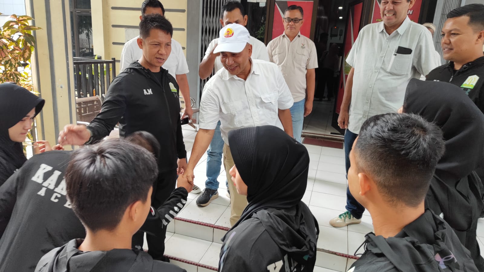 Pelepasan para atlet karate yang akan bertanding pada Kejuaraan KL Mayor’s Cup Karate Championship di Kuala Lumpur, Malaysia di Sekretariat KONI Aceh, Senin, (27/11/2023). (Foto: Dok. Koni Aceh)