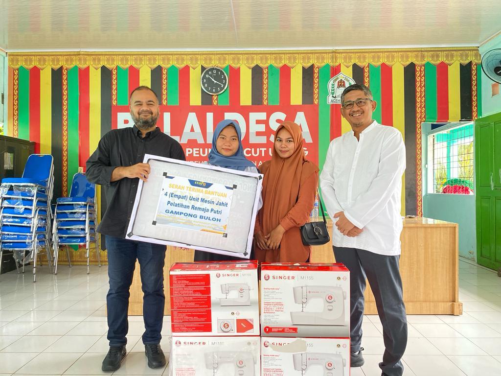 PT Mifa Bersaudara berikan bantuan pelatihan menjahit di Aceh Barat. (Foto untuk Distori)