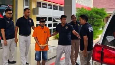 Penyerahan tersangka MI alias Abu Laot atau AL (34) beserta barang bukti ke Jaksa Penuntut Umum (JPU) Kejati Aceh. (Foto: Dok. Polda Aceh)