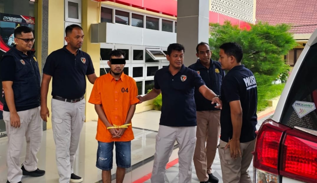 Penyerahan tersangka MI alias Abu Laot atau AL (34) beserta barang bukti ke Jaksa Penuntut Umum (JPU) Kejati Aceh. (Foto: Dok. Polda Aceh)