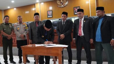 Pj Bupati Aceh Jaya, Nurdin menandatangani pengesahan APBK Aceh Jaya tahun 2024 pada rapat paripurna di ruang rapat Kantor DPRK Setempat, Selasa (28/11/2023). (Foto: Dok. Humas Aceh Jaya)