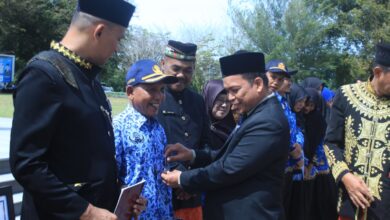 Pj bupati Aceh Jaya mengikuti upacara Hari Guru Nasional di halaman kantor bupati setempat, Selasa (28/11/2023). (Foto: Dok. Humas Aceh Jaya)