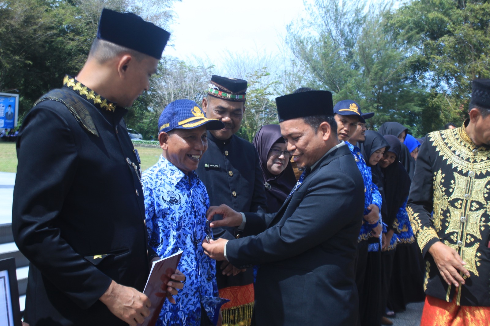 Pj bupati Aceh Jaya mengikuti upacara Hari Guru Nasional di halaman kantor bupati setempat, Selasa (28/11/2023). (Foto: Dok. Humas Aceh Jaya)
