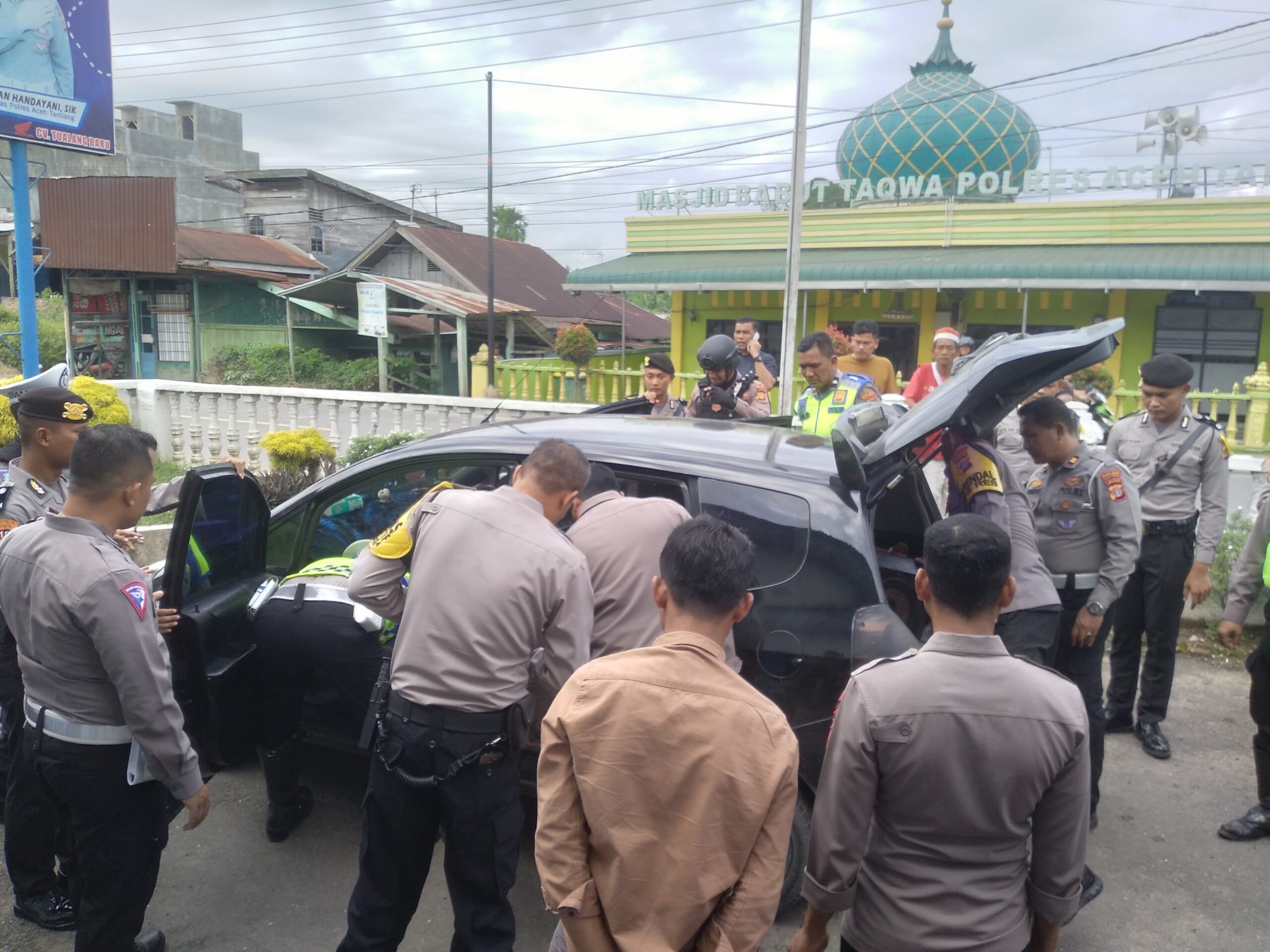 Polisi temukan paket sabu saat razia rutin Operasi Mantap Brata (OMB) Seulawah 2023-2024 di depan Polsek Kuala Simpang, Kabupaten Aceh Tamiang, Rabu, (29/11/2023). (Foto: Dok. Polda Aceh)