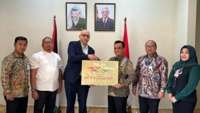 Penyerahan donasi diberikan secara simbolis oleh Direktur Utama, Muhammad Syah, kepada Perwakilan Kedutaan Besar Palestina di Jakarta dan turut dihadiri oleh Kepala Bidang Komunikasi Korporasi Riza Syahputra dan Pemimpin Bank Aceh KC Jakarta T. Zulfikar. (Foto: Dok. Bank Aceh)