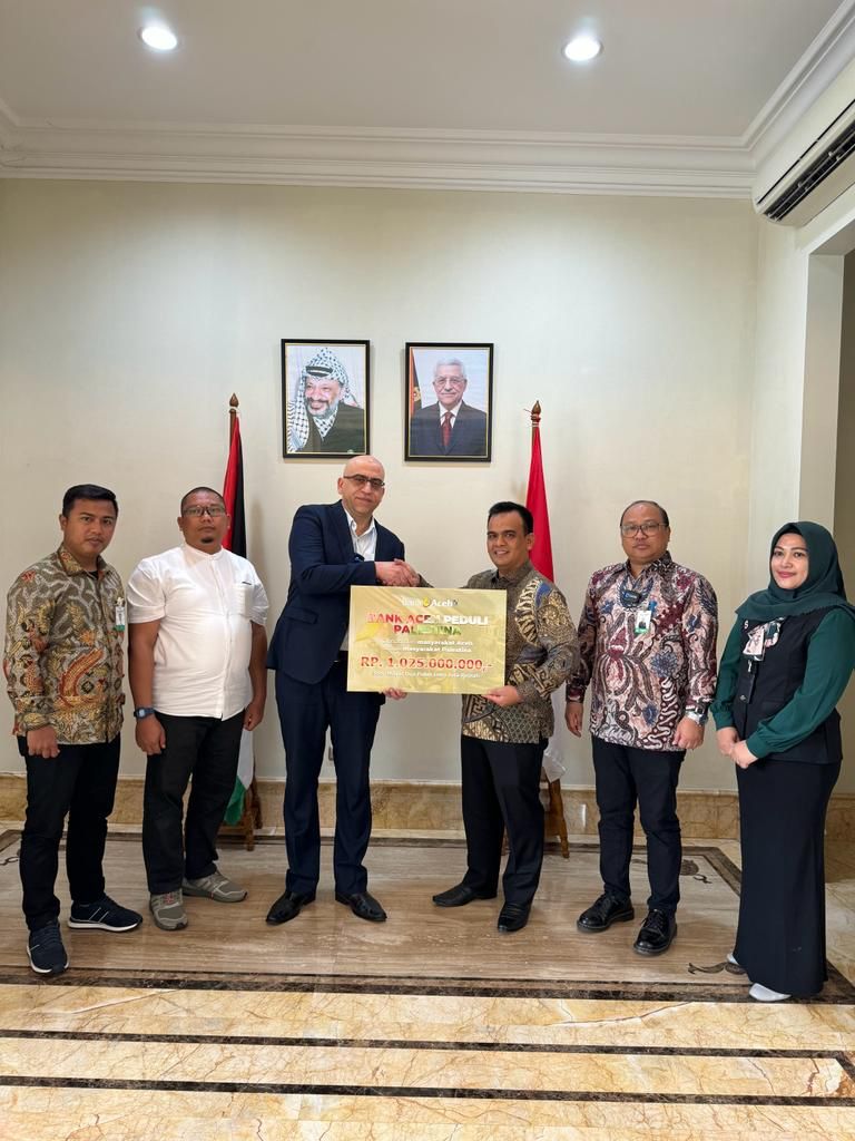 Penyerahan donasi diberikan secara simbolis oleh Direktur Utama, Muhammad Syah, kepada Perwakilan Kedutaan Besar Palestina di Jakarta dan turut dihadiri oleh Kepala Bidang Komunikasi Korporasi Riza Syahputra dan Pemimpin Bank Aceh KC Jakarta T. Zulfikar. (Foto: Dok. Bank Aceh)