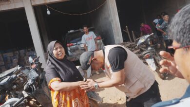 Foto: Jamaluddin Idham saat menyalurkan bantuan sembako kepada korban banjir bandang yang melanda Desa Ladang Rimba, Kecamatan Trumon, Aceh Selatan, Rabu, (29/11/2023). (Foto untuk Distori)