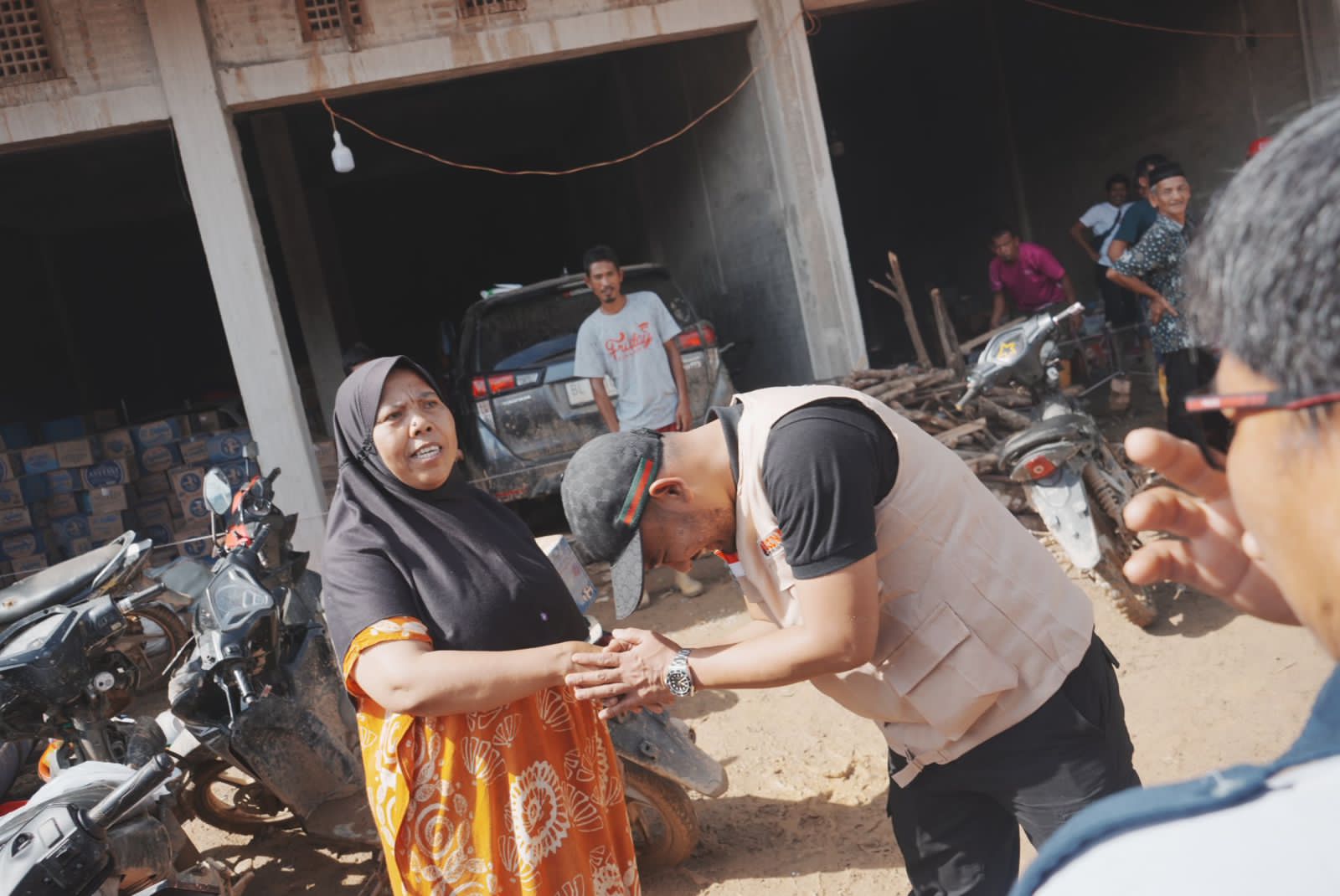 Foto: Jamaluddin Idham saat menyalurkan bantuan sembako kepada korban banjir bandang yang melanda Desa Ladang Rimba, Kecamatan Trumon, Aceh Selatan, Rabu, (29/11/2023). (Foto untuk Distori)
