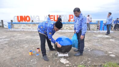 Bakti sosial dalam rangka HUT ke-52 di kawasan wisata Gunong Keutapang, Pasie Kuah, Kecamatan Krueng Sabee, Kabupaten setempat, Rabu (29/11/2023). (Foto: Dok. Humas Aceh Jaya)