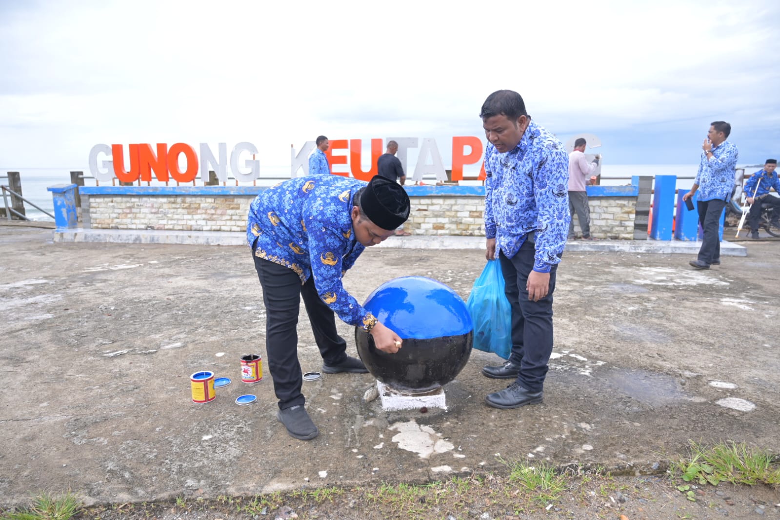 Bakti sosial dalam rangka HUT ke-52 di kawasan wisata Gunong Keutapang, Pasie Kuah, Kecamatan Krueng Sabee, Kabupaten setempat, Rabu (29/11/2023). (Foto: Dok. Humas Aceh Jaya)