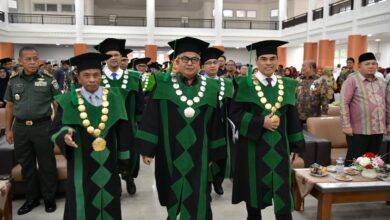 Sekda Aceh, Bustami menghadiri sekaligus menyampaikan sambutan pada Rapat Senat Terbuka Dalam Rangka Milad ke 60 Tahun Universitas Islam Negeri AR-RANIRY Banda Aceh, di Auditorium Prof. Ali Asjmi UIN Ar-Raniry, Darussalam, Kamis, (30/11/2023). (Foto: Adpim Pemprov Aceh)
