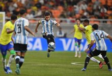 Aksi pesepak bola Timnas Argentina Mariano Gerez menggiring bola saat menghadapi Timnas Brasil dalam perempat final Piala Dunia U-17 2023 di Jakarta International Stadium, Jakarta, Jumat (24/11/2023). (Foto: Antara/Sigid Kurniawan).