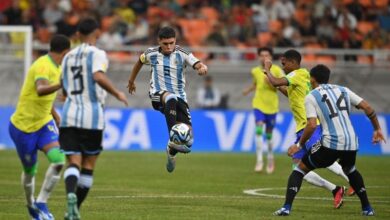 Aksi pesepak bola Timnas Argentina Mariano Gerez menggiring bola saat menghadapi Timnas Brasil dalam perempat final Piala Dunia U-17 2023 di Jakarta International Stadium, Jakarta, Jumat (24/11/2023). (Foto: Antara/Sigid Kurniawan).