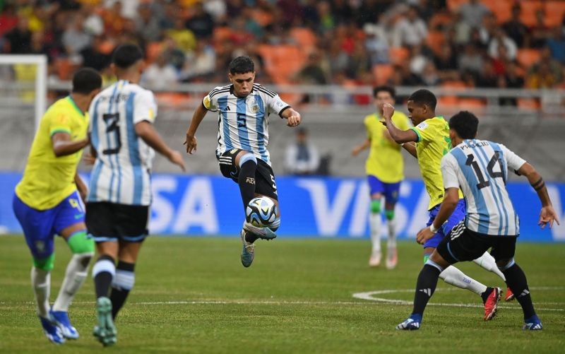 Aksi pesepak bola Timnas Argentina Mariano Gerez menggiring bola saat menghadapi Timnas Brasil dalam perempat final Piala Dunia U-17 2023 di Jakarta International Stadium, Jakarta, Jumat (24/11/2023). (Foto: Antara/Sigid Kurniawan).