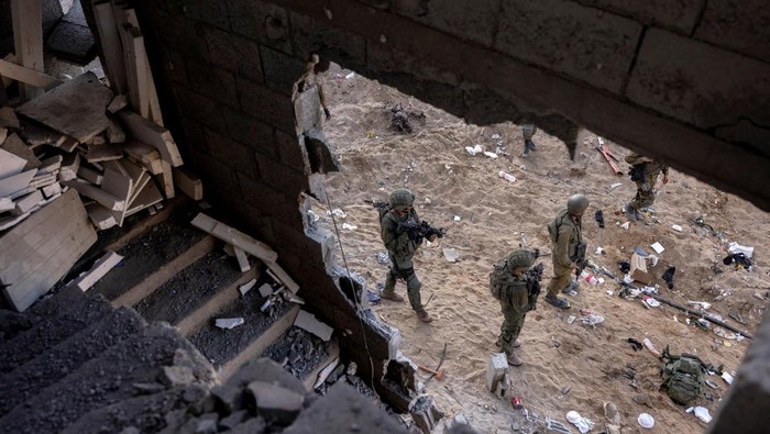 Ilustrasi -- Pasukan militer Israel dalam operasi darat di wilayah Jalur Gaza (Foto: Dok. REUTERS/Ronen Zvulun)