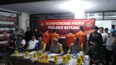 Kapolda Sulut Irjen Pol Setyo Budiyanto (ketiga dari kanan) memberikan keterangan pers terkait dengan situasi setelah bentrok antarkelompok warda di Bitung, Minggu (26/11/2023). (Foto: Antara/Jorie Darondo)