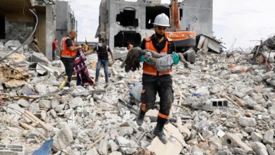 Ilustrasi- Seorang petugas medis sedang mengangkat jasat anak yang meninggal akibat serangan dari Isreal. (Foto: Reuters/Mohammed Salem)