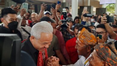 Calon presiden nomor urut 3 Ganjar Pranowo tiba di Bandar Udara El Tari Kupang, NTT, Jumat (1/12/2023). (Foto: Antara/Narda Margaretha Sinambela)