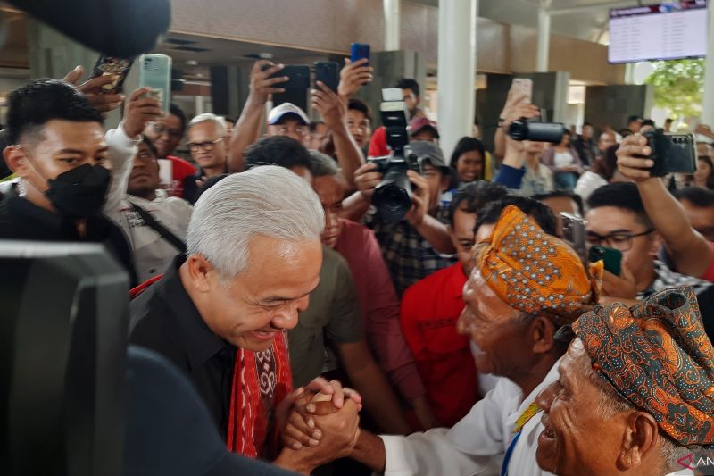 Calon presiden nomor urut 3 Ganjar Pranowo tiba di Bandar Udara El Tari Kupang, NTT, Jumat (1/12/2023). (Foto: Antara/Narda Margaretha Sinambela)