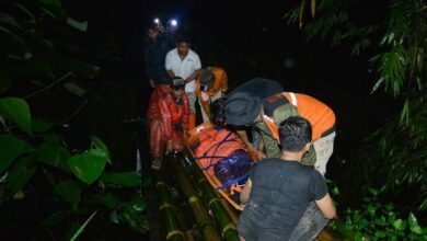 Tim SAR mengevakuasi korban erupsi Gunung Marapi yang mengalami luka bakar di jalur pendakian proklamator, Nagari Batu Palano, Kabupaten Agam, Provinsi Sumatera Barat, Senin (4/12/2023) dini hari. (Foto: Antara/Iggoy el Fitra)