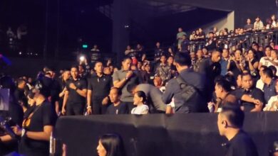 Presiden Joko Widodo menonton konser grup musik yang digawangi selebritas Nazril Irham (Ariel) yakni Noah, bertema 'Perjalanan Mengesankan Noah Melewati Mimpi' bertempat di Ancol Beach City International Stadium (BCIS), Jakarta Utara, Minggu (3/12/2023). (Foto: Antara/Ancol BCIS)