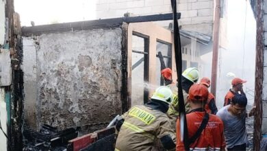 Petugas memadamkan kebakaran di kawasan padat penduduk Jalan Kramat Kwitang, Kecamatan Senen, Jakarta Pusat, Senin (18/12/2023). (Foto: Antara/Dok. Pribadi)