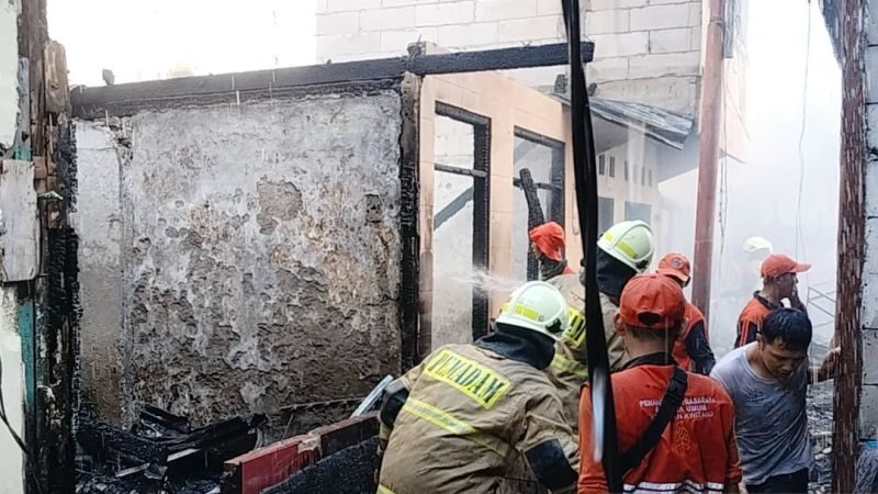 Petugas memadamkan kebakaran di kawasan padat penduduk Jalan Kramat Kwitang, Kecamatan Senen, Jakarta Pusat, Senin (18/12/2023). (Foto: Antara/Dok. Pribadi)