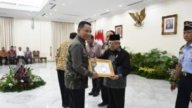 Penjabat Gubernur Aceh Achmad Marzuki saat menerima penghargaan Anugerah Keterbukaan Informasi Publik Tahun 2023 Kualifikasi Informatif dari Wakil Presiden Republik Indonesia, Ma’ruf Amin di Istana Wakil Presiden RI, Selasa (19/12/2023). (Foto: BPPA)