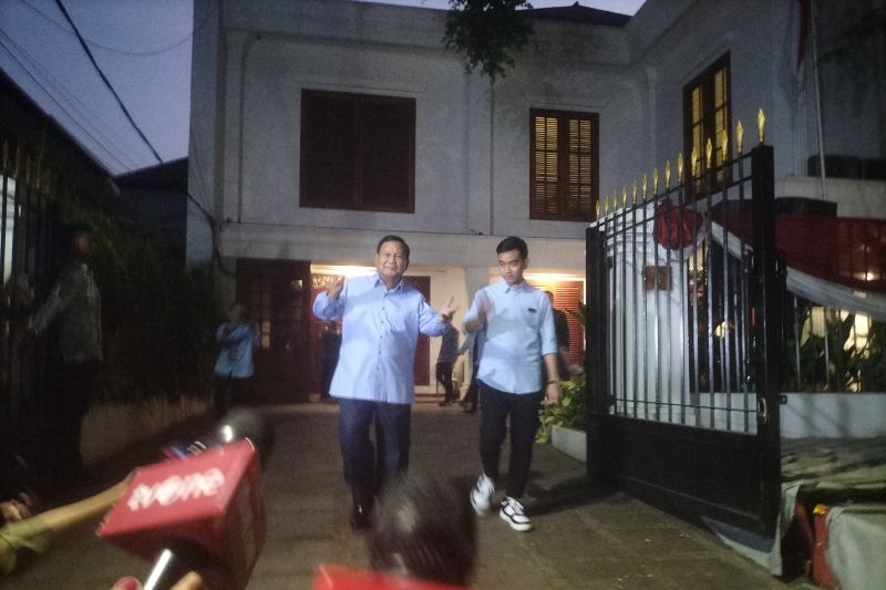 Prabowo Subianto dan Gibran Rakabuming Raka di kawasan Kartanegara, Kebayoran Baru, Jakarta Selatan, Jumat (22/12/2023). (Foto: Antara/Walda)