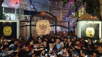 Calon Presiden Anies Rasyid Baswedan menjawab pertanyaan wartawan sebelum meninggalkan Kantor Komisi Pemilihan Umum (KPU), Jakarta, setelah menghadiri debat perdana, Selasa (12/12/2023). (Foto: Antara/Donny Aditra)