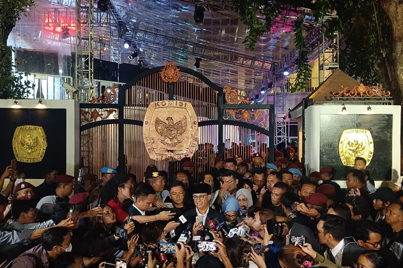 Calon Presiden Anies Rasyid Baswedan menjawab pertanyaan wartawan sebelum meninggalkan Kantor Komisi Pemilihan Umum (KPU), Jakarta, setelah menghadiri debat perdana, Selasa (12/12/2023). (Foto: Antara/Donny Aditra)