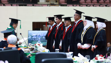 Ketua Senat Akademik USK, Prof. Dr. Ir. Abubakar Mengukuhkan Enam Profesor baru USK yang berlangsung di gedung AAC Dayan Dawood, Banda Aceh, (20/12/2023). (Foto: Dok. USK)