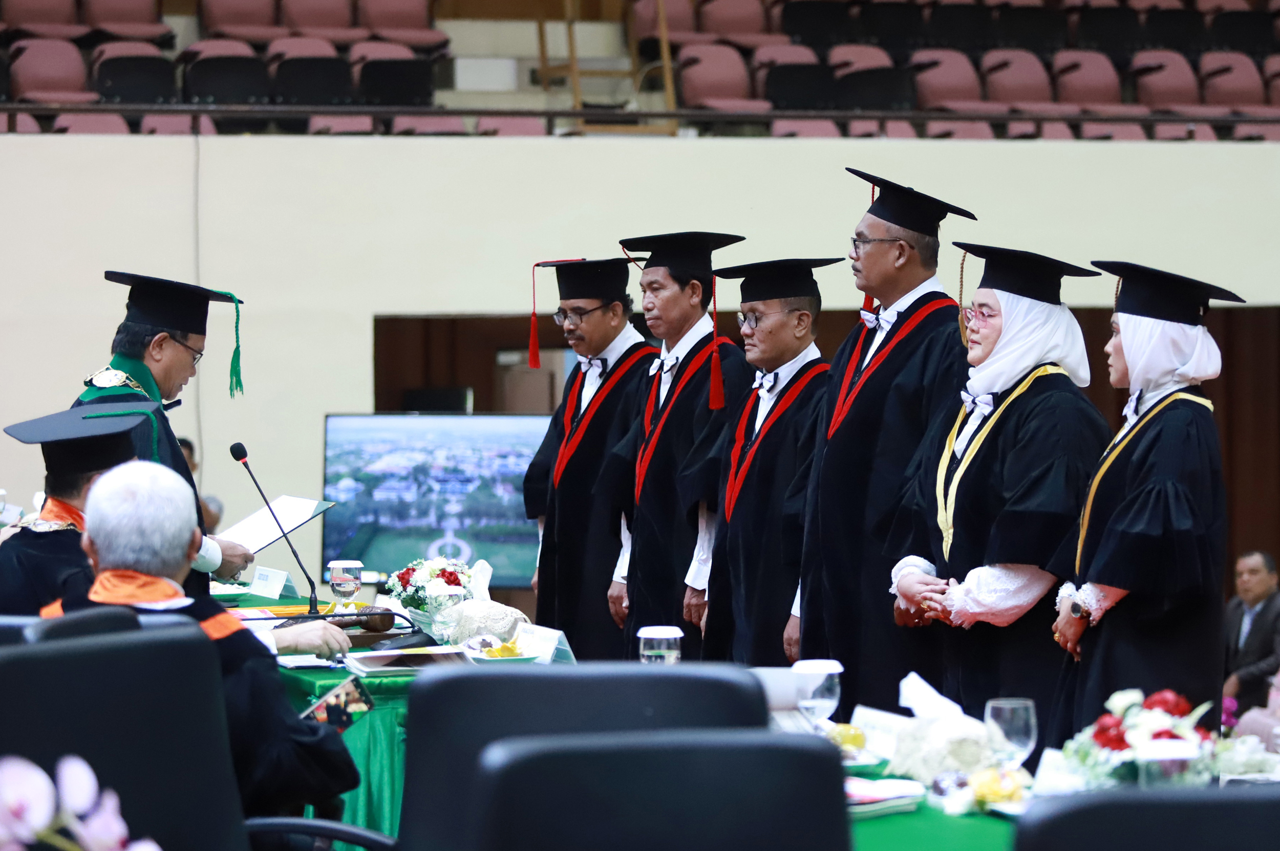 Ketua Senat Akademik USK, Prof. Dr. Ir. Abubakar Mengukuhkan Enam Profesor baru USK yang berlangsung di gedung AAC Dayan Dawood, Banda Aceh, (20/12/2023). (Foto: Dok. USK)