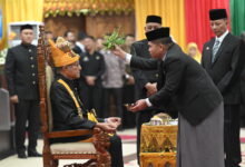 Pengukuhan Wali Nanggroe Aceh, Malek Mahmud Al-Haytar masa jabatan 2023-2028 pada Rapat Paripurna Istimewa Dewan Perwakilan Rakyat Aceh (DPRA) di Gedung Utama DPRA, (Jumat, 15/12/2023). (Foto: Dok. Wali Nanggroe)