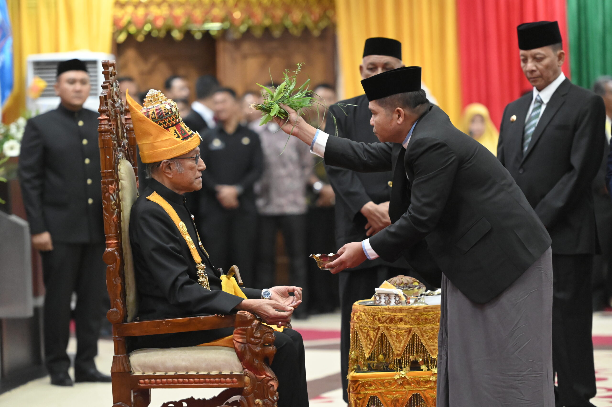 Pengukuhan Wali Nanggroe Aceh, Malek Mahmud Al-Haytar masa jabatan 2023-2028 pada Rapat Paripurna Istimewa Dewan Perwakilan Rakyat Aceh (DPRA) di Gedung Utama DPRA, (Jumat, 15/12/2023). (Foto: Dok. Wali Nanggroe)