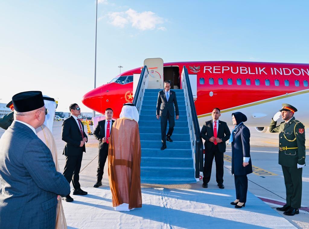 Presiden Joko Widodo tiba di Bandara Internasional Al Maktoum, Dubai, Persatuan Emirat Arab (PEA), pada Kamis, 30 November 2023, sekitar pukul 16.25 waktu setempat (WS), usai menempuh penerbangan selama kurang lebih 10 jam. (Foto: BPMI Setpres)