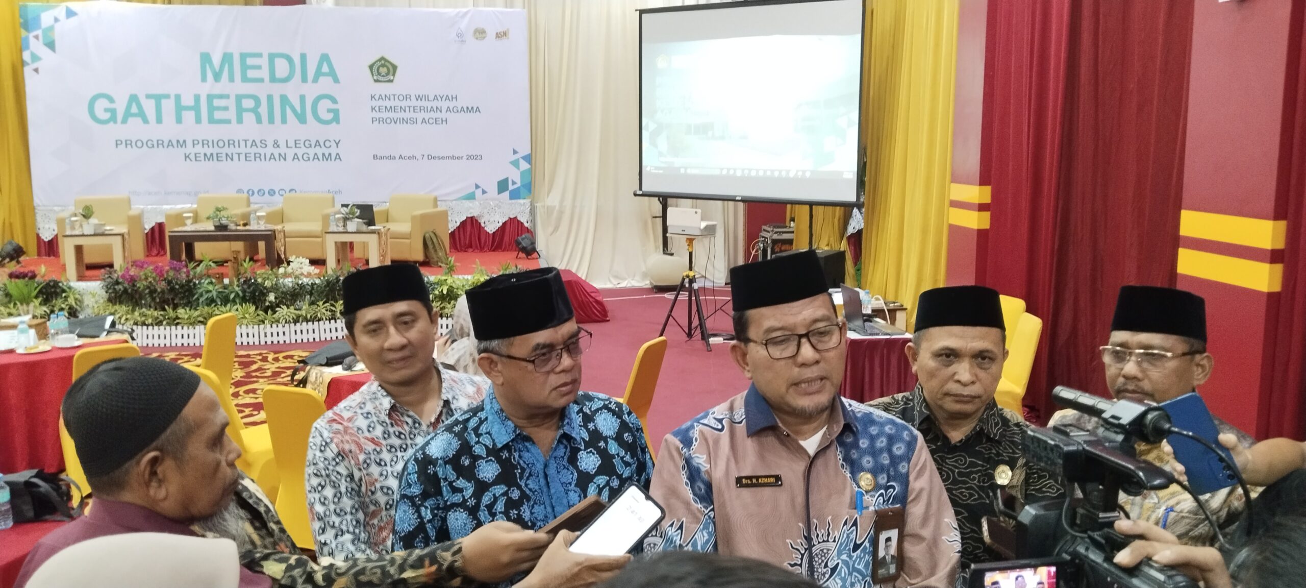 Kepala Kantor Wilayah Kementerian Agama (Kakanwil Kemenag) Provinsi Aceh Drs H Azhari dalam acara media gathering di Hotel Amel Conventions, Blang Oi, Meuraxa, Banda Aceh. (7/12/2023). (Foto: Dok. Kemenag Aceh)