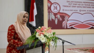 Ketua Dharma Wanita Persatuan (DWP) Aceh Mellani Subarni, membuka acara lomba bercerita, di Aula DWP Aceh, Kamis, (30/11/2023). (Foto: Adpim Pemprov Aceh)