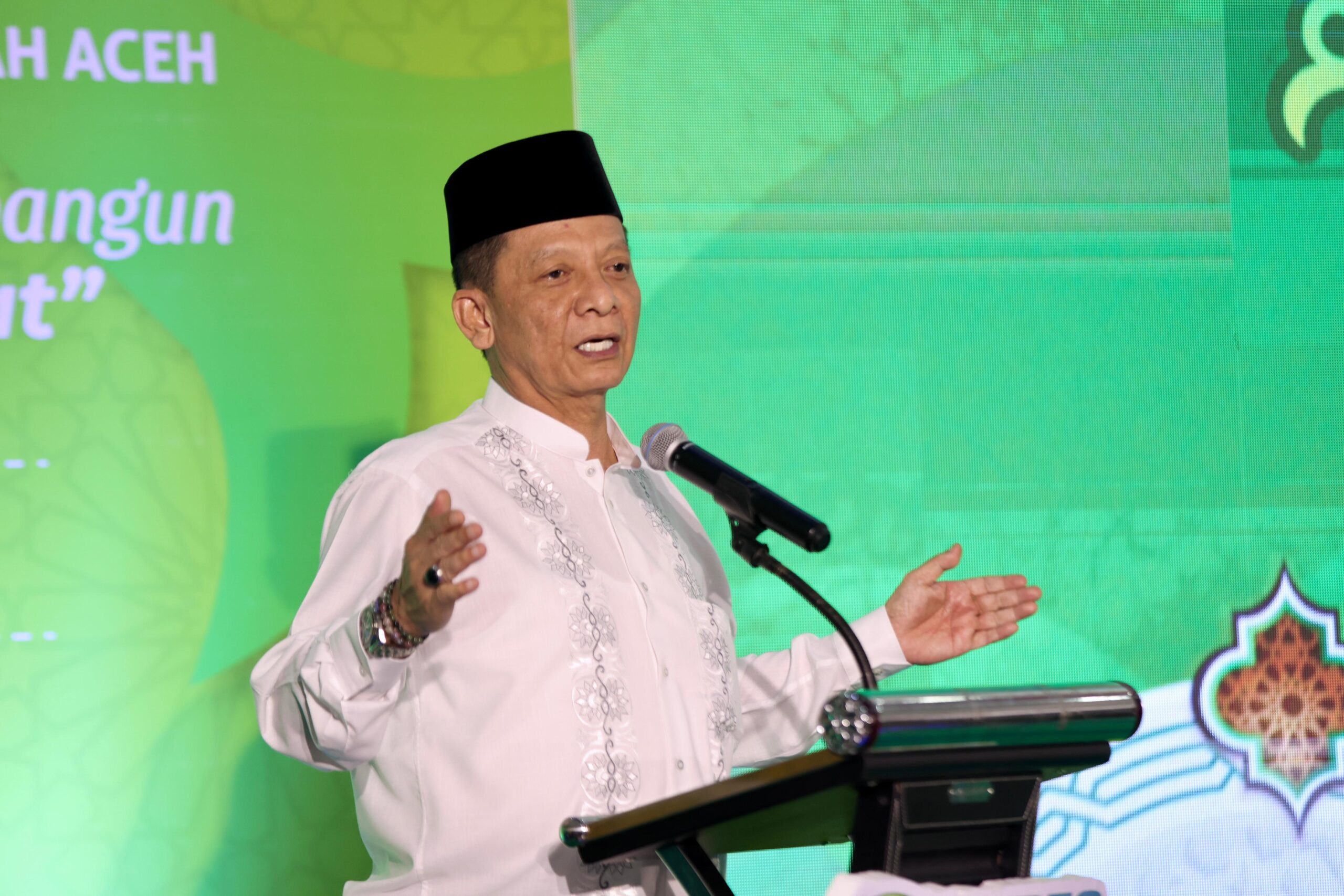 Penjabat Gubernur Aceh, Achmad Marzuki, membuka musyawarah besar (Mubes) Himpunan Ulama Dayah Aceh (HUDA) ke-4, di Hotel Grand Nanggroe Banda Aceh, Jumat, (1/12/2023) malam. (Foto: Dok. Biro Adpim Pemprov Aceh