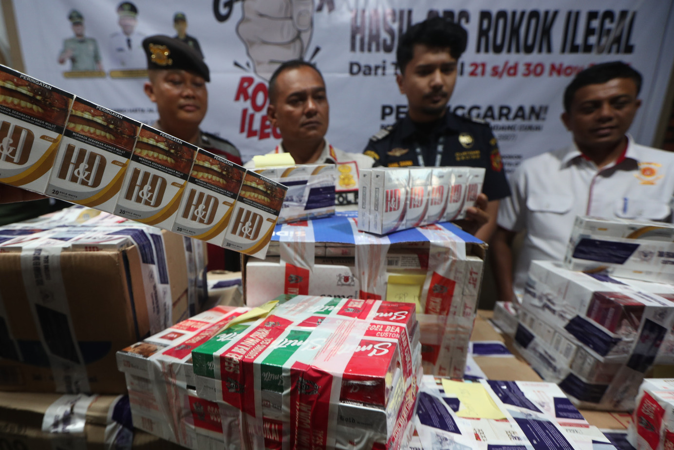 Petugas mengamankan rokok ilegal di Banda Aceh. (Foto: Dok. Satpol PP Banda Aceh)