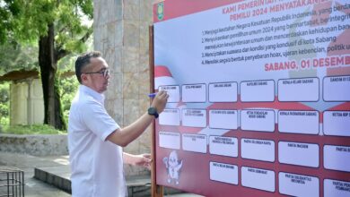 Pj Wali Kota Sabang Reza Fahlevi menandatangani sekaligus mendeklarasikan ikrar Pemilihan Umum (Pemilu) damai di Tugu Kembar Sabang-Merauke. (Foto: Dok. Humas Pemko Sabang)