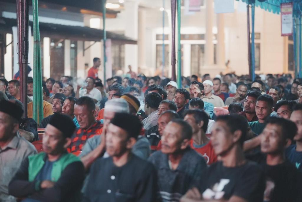 Ribuan warga dari berbagai daerah padati acara 'Duek Pakat Raya' Caleg DPR-RI Dapil I Aceh Jamaluddin Idham, SH, MH di Desa Sukaramai, Kecamatan Darul Makmur, Nagan Raya, Aceh, Jumat, (2/12/2023) malam. (Foto untuk Distori)