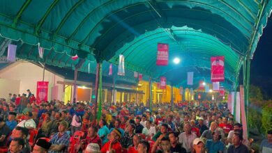 Ribuan warga dari berbagai daerah padati acara 'Duek Pakat Raya' Caleg DPR-RI Dapil I Aceh Jamaluddin Idham, SH, MH di Desa Sukaramai, Kecamatan Darul Makmur, Nagan Raya, Aceh, Jumat, (2/12/2023) malam. (Foto untuk Distori)